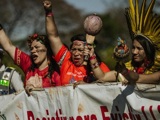 Indigene Frauen schreien politische Parolen bei einem Protest gegen die Umweltpolitik des rechten Präsidenten Bolsonaro und den Verlust ihrer traditionellen Siedlungsgebiete. Bolsonaro will vor allem das Amazonasgebiet stärker wirtschaftlich nutzen und weitere Rodungen zulassen.