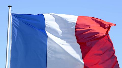 Eine französische Flagge weht im Wind.
