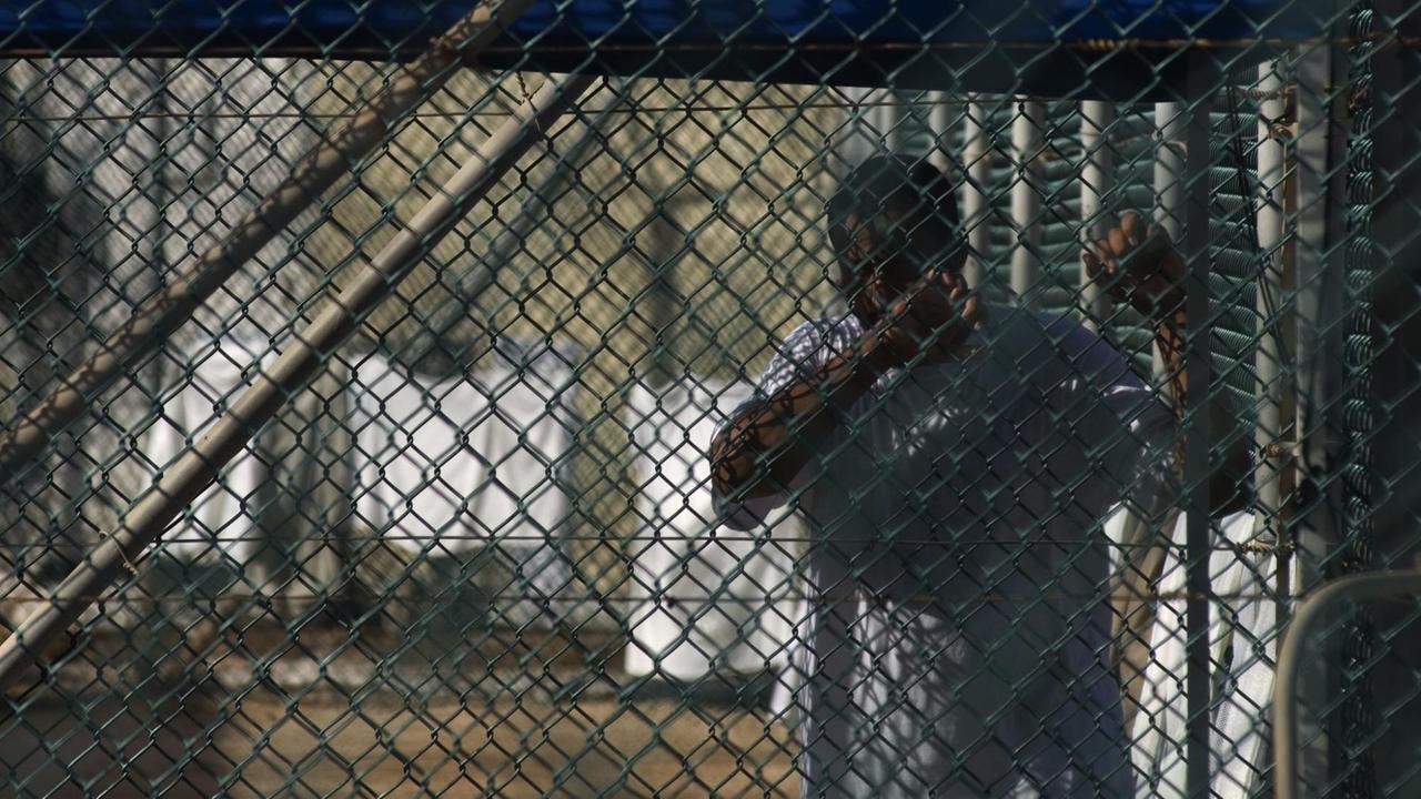 Ein Gefangener in Camp 4 von Guantanamo (2008). 