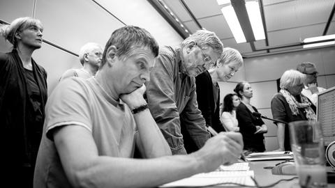 Musiker des Orchesters "La Stagione Frankfurt" hören im Studio eine ihrer Aufnahmen ab