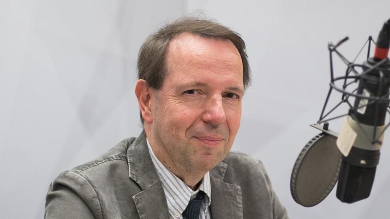 Martin Wortmann, Präsident der Rheinischen Fachhoschule Köln und Mitgründer der Initiative „Vertrauen in die liberale Gesellschaft“, sitzt am Mikrofon im DLF-Studio der Informationen am Morgen Martin Wortmann, Präsident der Rheinischen Fachhoschule Köln und Mitgründer der Initiative „Vertrauen in die liberale Gesellschaft“, sitzt am Mikrofon im DLF-Studio der Informationen am Morgen