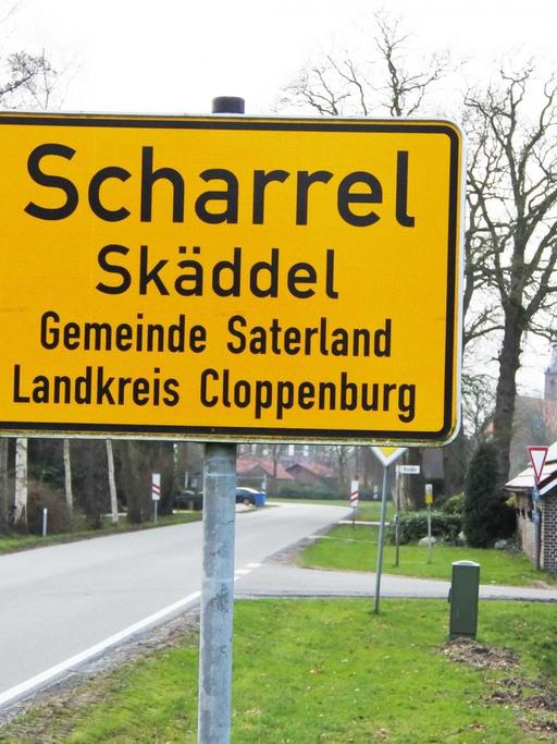 Ortsschild von Scharrel, das auf Saterfriesich Skäddel heißt