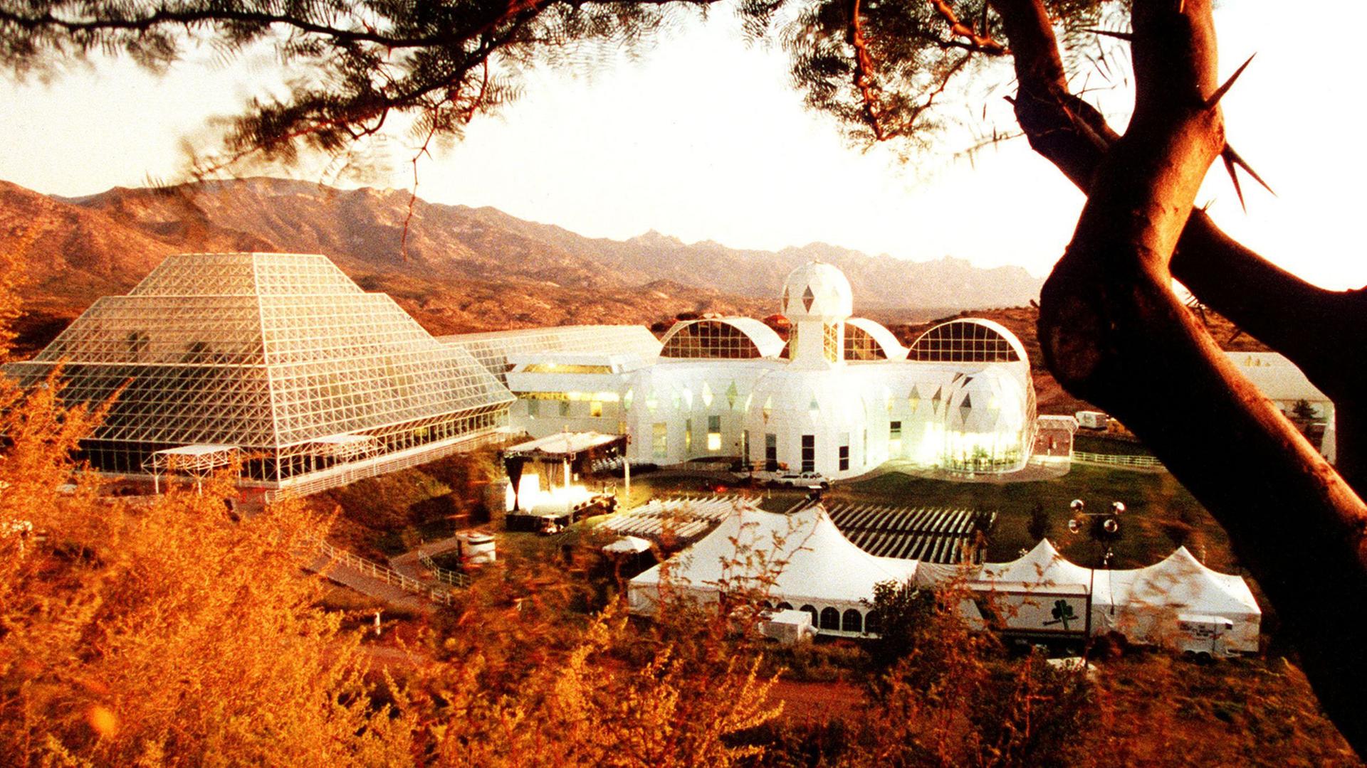 Die Biosphäre 2 in der Wüste Arizonas bei Oracle im September 1993.