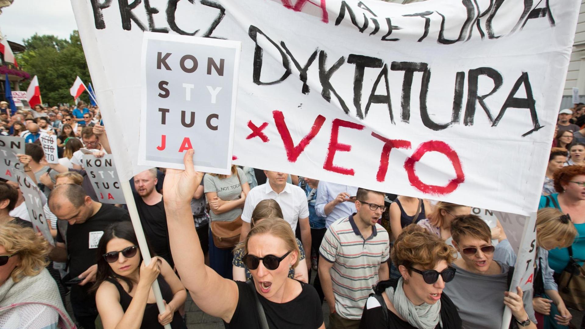 Protestanten am 24.07.2017 vor dem Präsidentenpalast in Warschau schwenken Plakate und fordern von Präsident Duda ein drittes Veto gegen die Justizreform.
