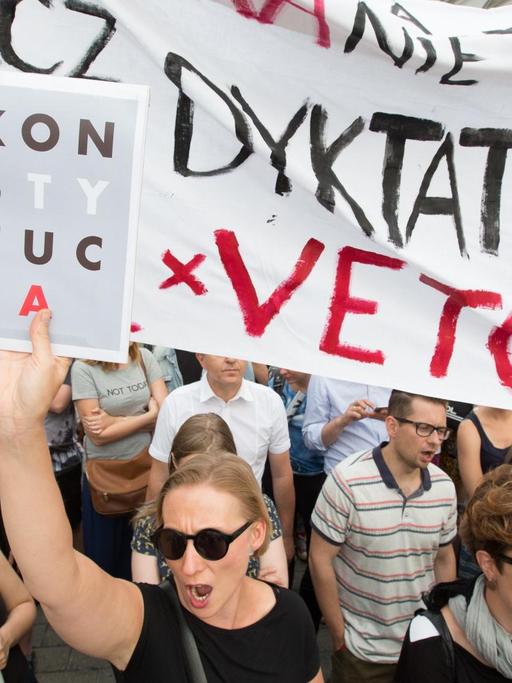 Protestanten am 24.07.2017 vor dem Präsidentenpalast in Warschau schwenken Plakate und fordern von Präsident Duda ein drittes Veto gegen die Justizreform.