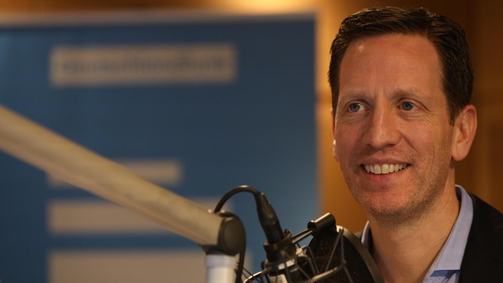 Professor Sascha Schmidt, Leiter des Center for Sports and Management in Düsseldorf, beim Gespräch im Deutschlandfunk-Studio.