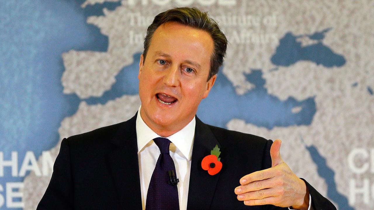 Cameron redet und gestikuliert vor einer Europa-Karte.