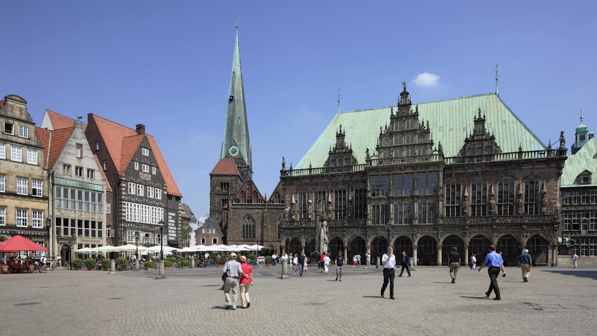 Bürgerhäuser mit Liebfrauenkirche und Rathaus am Marktplatz in Bremen
