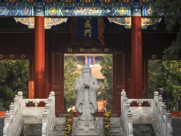 Statue von Konfuzius im Konfuziustempel in Peking.