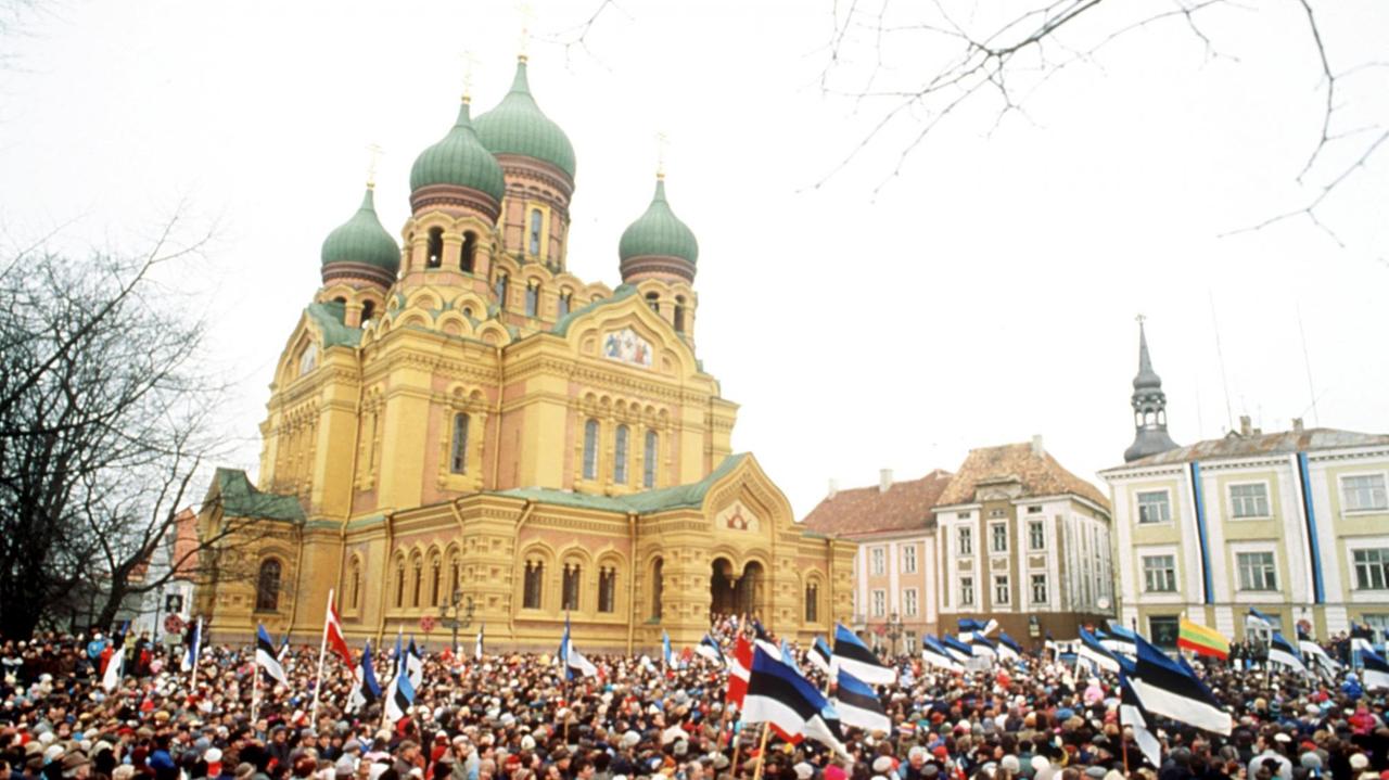 In Tallinn, der Hauptstadt Estlands, demonstrierten am 24.02.1990, dem alten Unabhängigkeits Estlands, Zehntausende Esten vor der Alexander-Newski-Kathedrale für ihre Unabhängigkeit. 