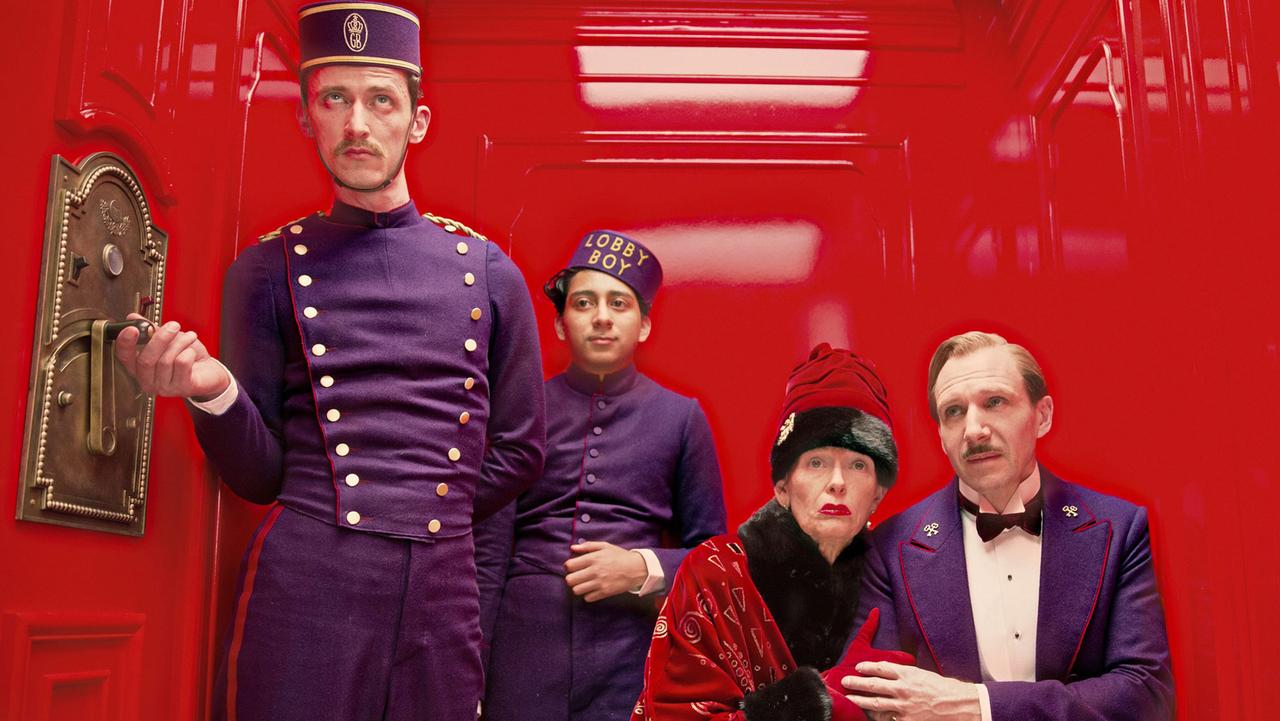 "The Grand Budapest Hotel" mit Ralph Fiennes in der Hauptrolle (rechts), Tilda Swinton, Paul Schlase und Tony Revelori in weiteren Rollen.