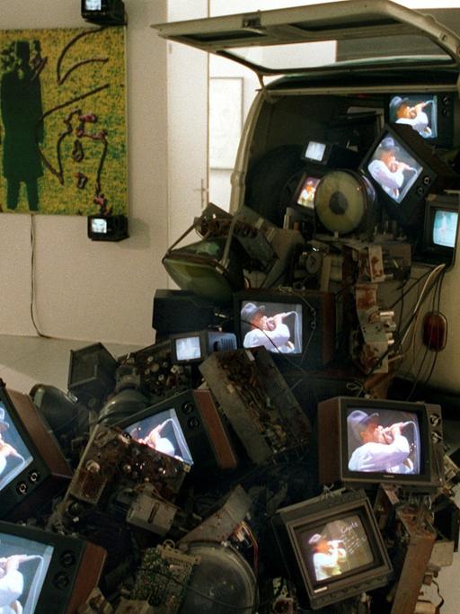 Die Installation "Beuys car" des koreanischen Künstlers Nam June Paik auf der Internationalen Kunstmesse "Art 26" in Basel 1995