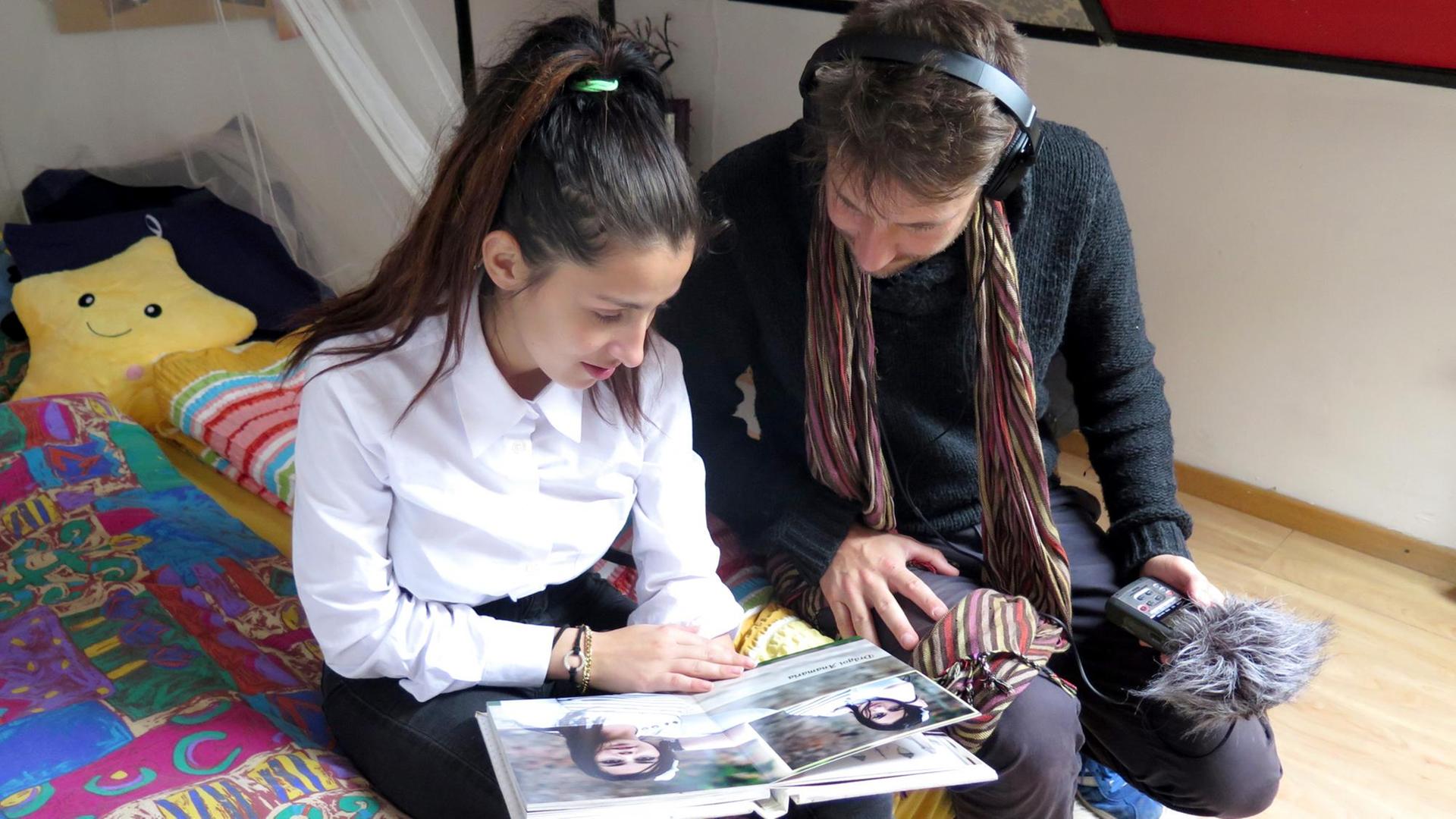 Christiana zeigt Reporter Manfred Götzke ihr Schulabschluss-Heft. Weil ihre Mutter zum Arbeiten nach Spanien gegangen ist, ist Christiana im Kinderheim "Stern der Hoffnung" im rumänischen Alba Iula aufgewachsen.