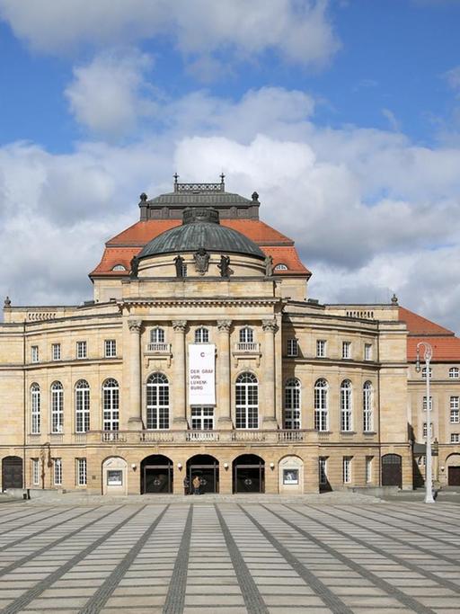 Blick auf das Opernhaus auf dem Theaterplatz, links die Kunstsammlungen Chemnitz im König-Albert-Museum, rechts die Kirche St. Petri, aufgenommen am 29.03.2016 in Chemnitz (Sachsen).