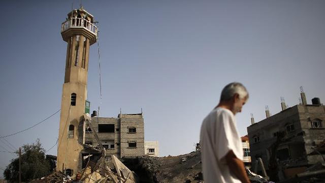 Ein Palästinenser besichtigt die Reste einer bei einem israelischen Luftangriff zerstörten Moschee im Gazastreifen.