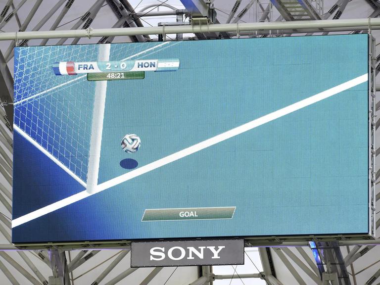 Die Anzeigetafel im WM-Stadion in Porto Alegre zeigt - dank der Torlinientechnik - das reguläre Tor der Franzosen zum 2:0 gegen Honduras an.