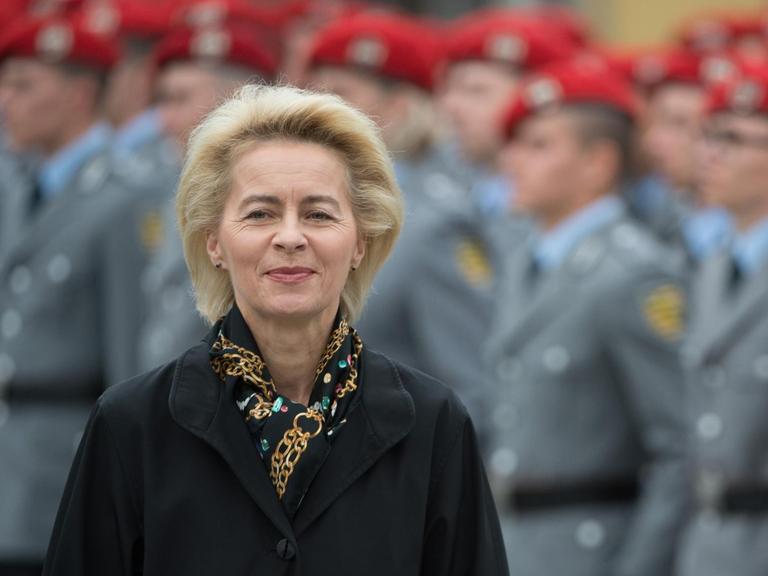 Bundesverteidigungsministerin Ursula von der Leyen (CDU), aufgenommen am 09.11.2015 während des Feierlichen Gelöbnisses in Bad Salzungen (Thüringen).