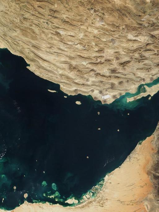 Der Persische Golf, die Straße von Hormus und der Golf von Oman in einer Satellitenaufnahme.