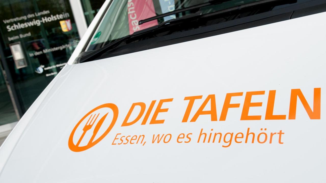 Ein Fahrzeug der Deutschen Tafel mit dem orangefarbenen Schriftzug: "Essen, wo es hingehört"