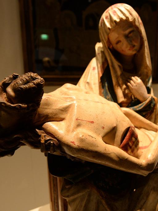 Ein Vesperbild von 1395, auf dem Maria den toten Jesus trägt, nachdem er vom Kreuz abgenommen worden war, ist am 25.04.2014 in Konstanz am Bodensee (Baden-Württemberg) im Konzilgebäude während der Landesausstellung zum Konstanzer Konzil zu sehen.