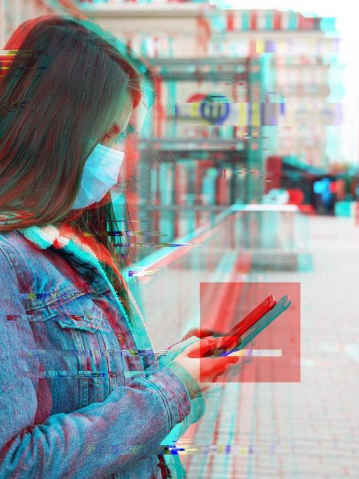 Eine Frau lehnt an einem Geländer und schaut auf ihr Handy. Das Bild ist schwarz/weiß mit einer Verschiebung von Rot- und Blauebene. Um das Smartphone ist ein rotes transparentes Quadrat.