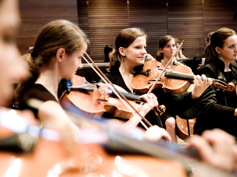 Musikerinnen und Musiker des Orchesters der Hochschule für Musik Franz Liszt Weimar spielen in einem Konzert