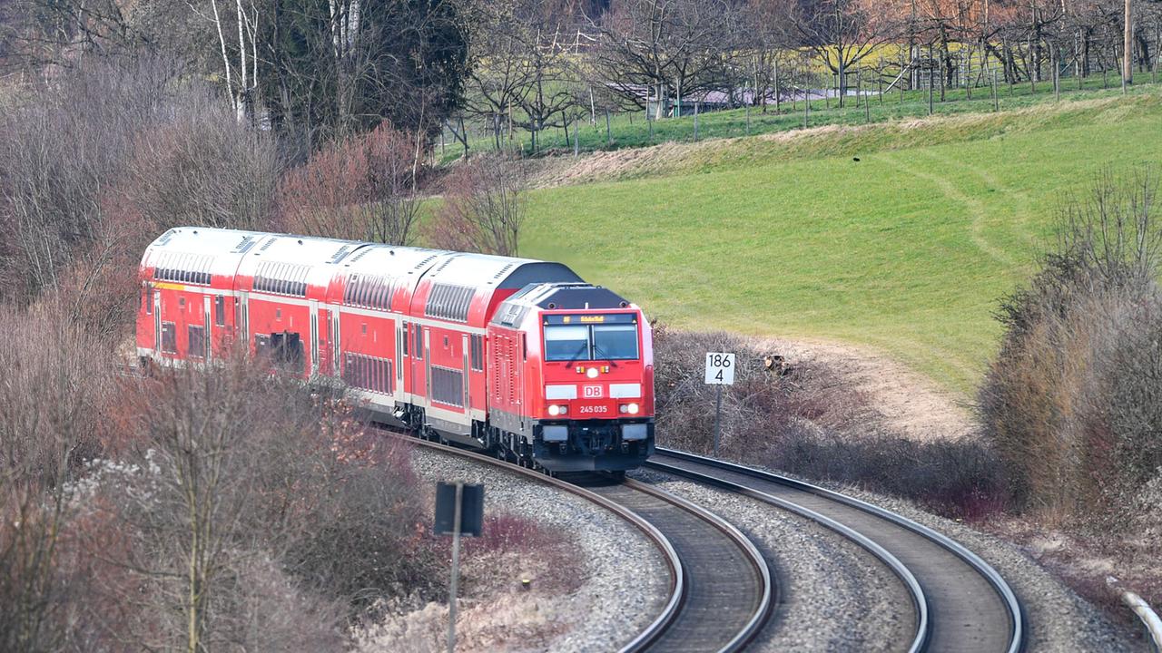 Eine Diesellokomotive der "Südbahn" fährt mit mehreren Waggons Richtung Friedrichshafen.