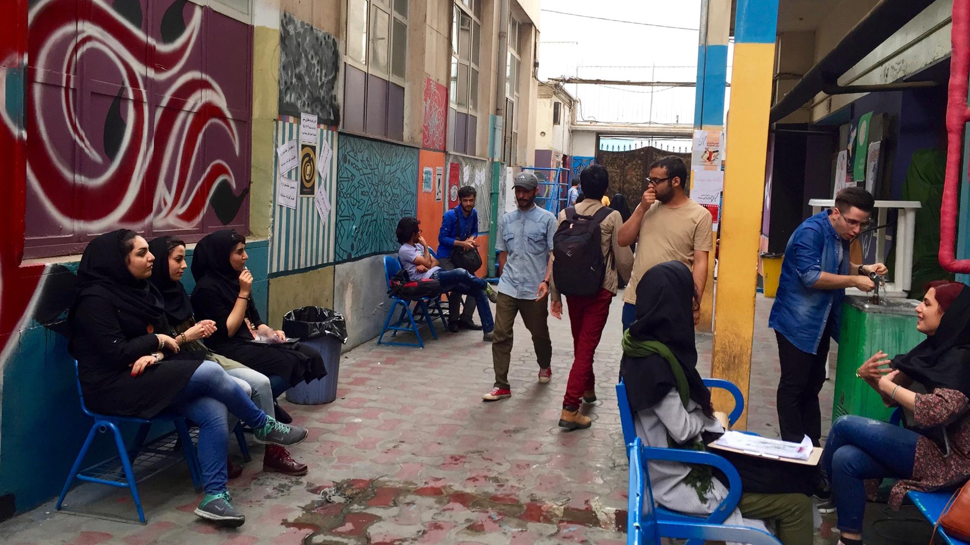 Die Soore Universität der Künste in Teheran (Soore Art University): Studierende und Lehrende treffen sich im Innenhof