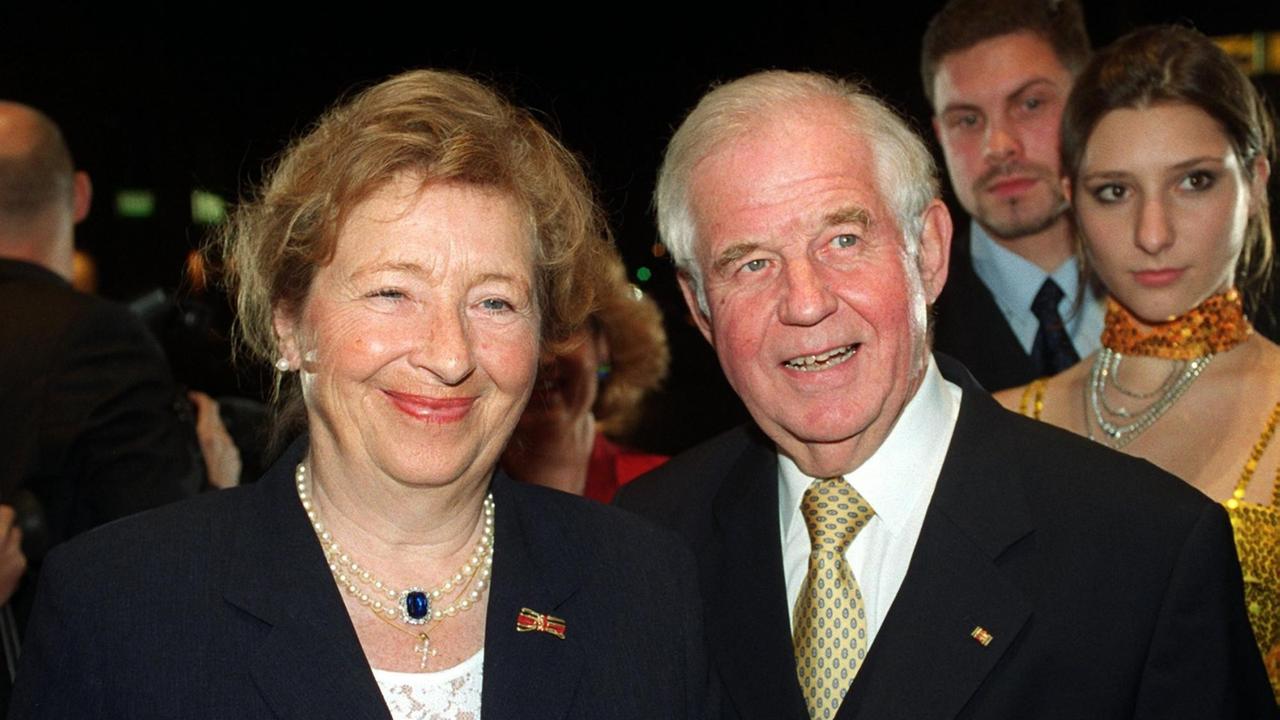 Sachsens Ministerpräsident Kurt Biedenkopf und seine Frau Ingrid zählten zu den Gästen der Gala anlässlich der Verleihung des ostdeutschen Medienpreises "Goldene Henne 2000" am 18.10.2000 in Berlin. 