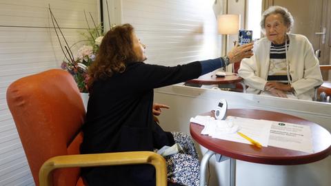 Besuch einer Angehörigen in einem Seniorenheim in Düsseldorf.