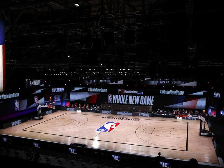 Ein leeres Basketball-Spielfeld. Auf dem Platz steht "Black lives Matter"