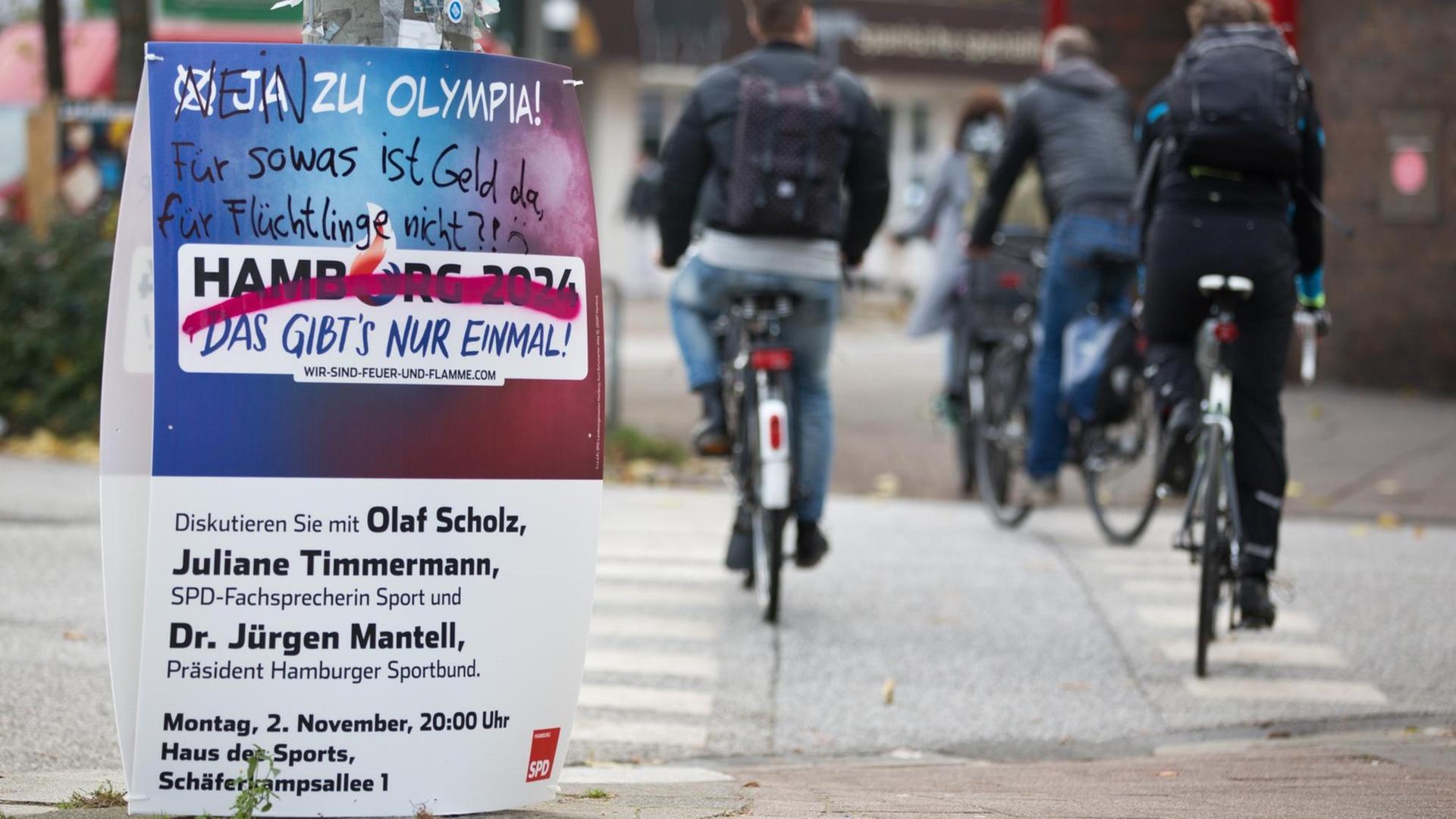 Ein Plakat mit der Einladung zu einer Diskussionsrunde zu Hamburgs Olympiabewerbung "Hamburg 2024" wurde mit kritischen Anmerkungen von Olympia-Gegner versehen.