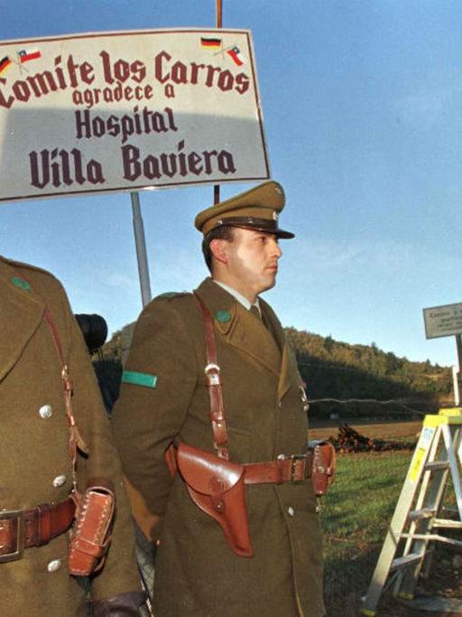 Zwei Polizisten stehen Wache vor dem Gelände der Colonia Dignidad.