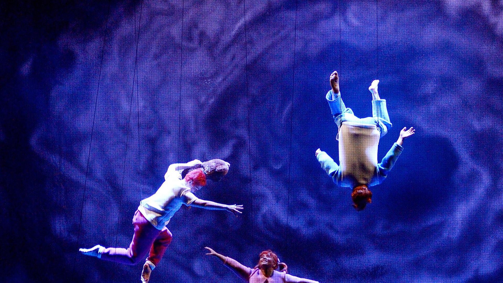 Die Familienoper "Peter Pan" von Richard Ayres. Das Auftragswerk der Oper Stuttgart und der Komischen Oper in Berlin in Koproduktion mit der Welsh National Opera wird am 19.12.2013 in Stuttgart uraufgeführt. Die Familienoper "Peter Pan" von Richard Ayres. Das Auftragswerk der Oper Stuttgart und der Komischen Oper in Berlin in Koproduktion mit der Welsh National Opera wird am 19.12.2013 in Stuttgart uraufgeführt.