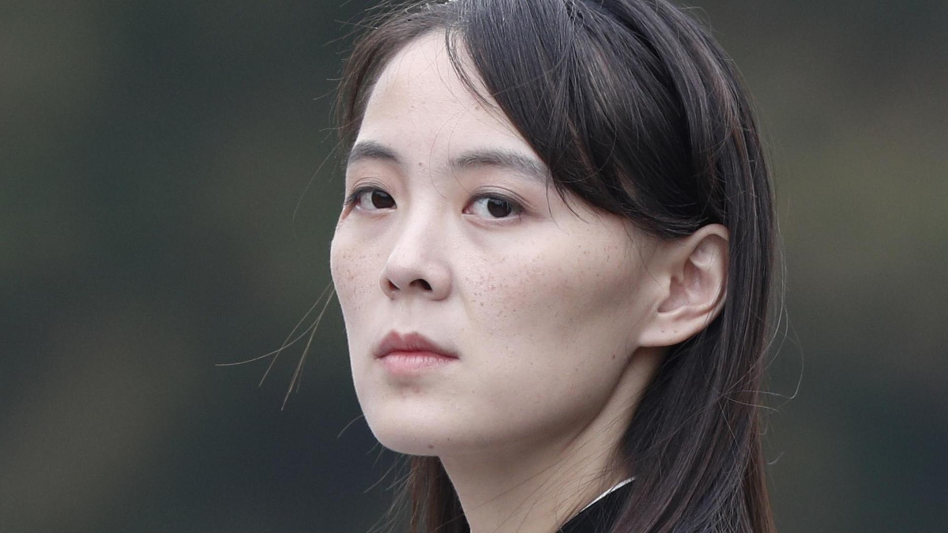 Eine asiatische Frau mit langen schwarzen Haaren blickt kühl in die Kamera. Es ist Kim Yo Jong, die einflussreiche Schwester von Nordkoreas Machthaber Kim Jong Un. Eine asiatische Frau mit langen schwarzen Haaren blickt kühl in die Kamera. Es ist Kim Yo Jong, die einflussreiche Schwester von Nordkoreas Machthaber Kim Jong Un.