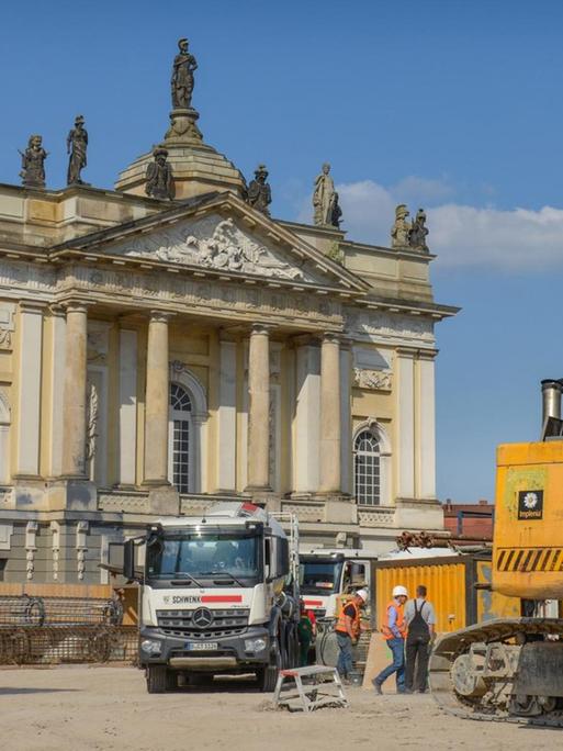 Baustelle mit Kran und Lkw an der Garnisonkirche in Potsdam, Breite Strasse.