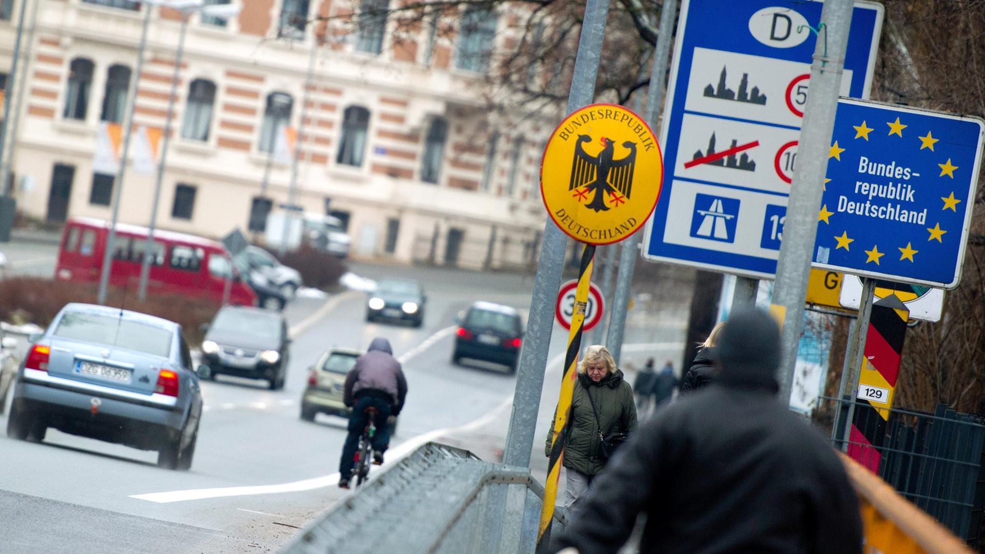 Passanten und Kraftfahrer überqueren die deutsch-polnische Grenze am Stadtpark in Görlitz