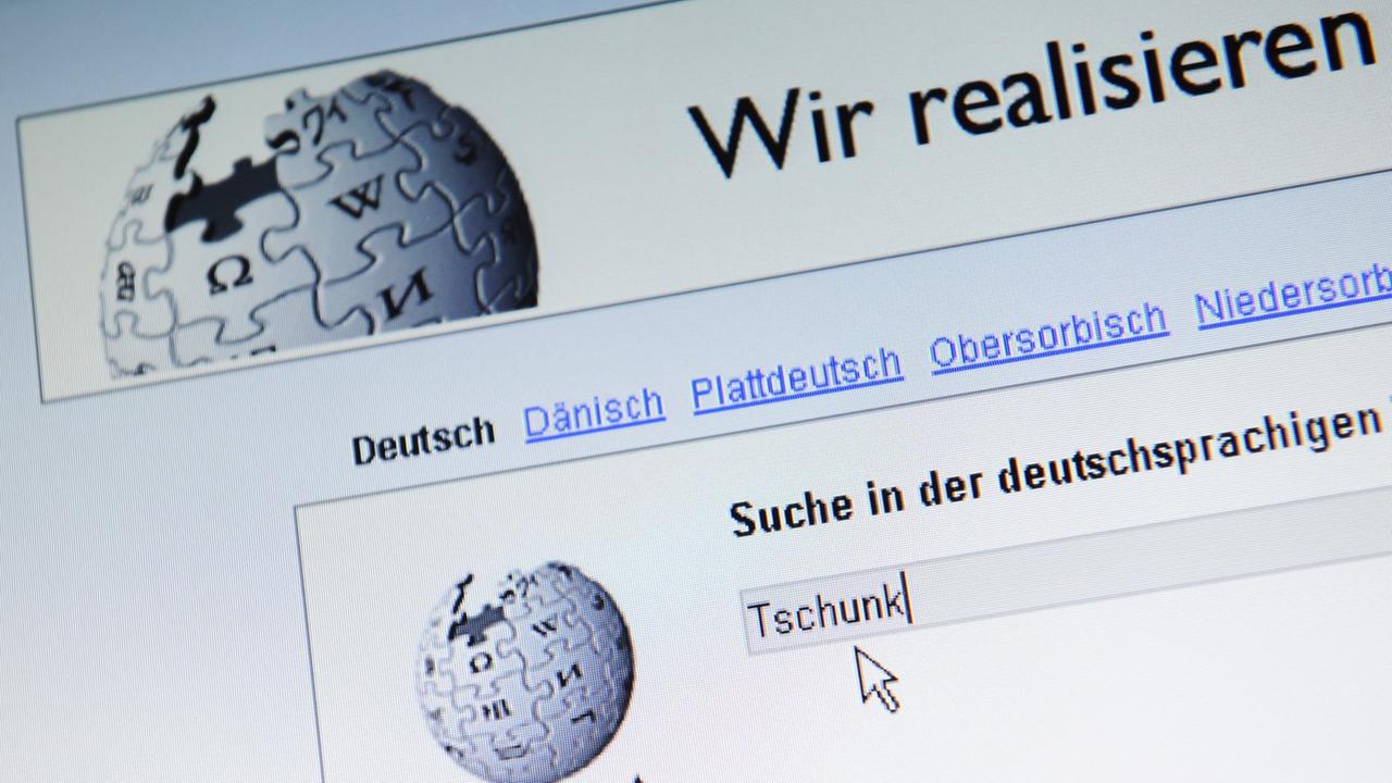 Auf einem Computerbildschirm steht am Dienstag (03.11.2009) das Wort: "Tschunk" in einem Suchfeld der Online- Enzyklopädie Wikipedia (Illustration). Tschunk ist ein Cocktail mit Club-Mate und Rum. Hinter dem Begriff verbirgt sich aber weit mehr als ein Mi Auf einem Computerbildschirm steht am Dienstag (03.11.2009) das Wort: "Tschunk" in einem Suchfeld der Online- Enzyklopädie Wikipedia (Illustration). Tschunk ist ein Cocktail mit Club-Mate und Rum. Hinter dem Begriff verbirgt sich aber weit mehr als ein Mi