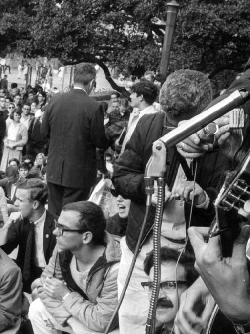 Die Folksängerin Joan Baez, aufgenommen 1964 vor Studenten in Kalifornien
