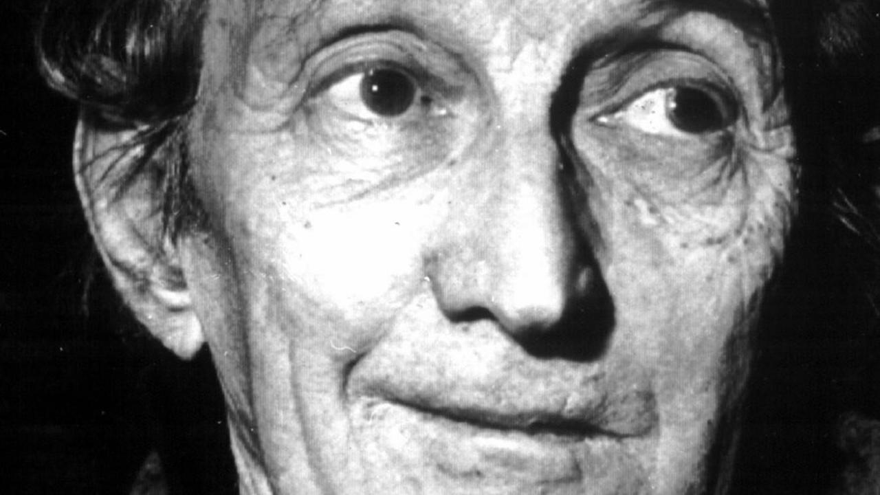 Der Schriftsteller Walter Mehring (Archivbild von 27.4.1976) gehört zu den wenigen der nach 1933 von den Nationalsozialisten geächteten und aus dem Land vertriebenen Dichtern, deren Werk noch zu Lebzeiten wiederentdeckt wurde. Er gilt als ein wichtiger Vertreter der radikalsten Kunstrichtung, des Dadaismus.