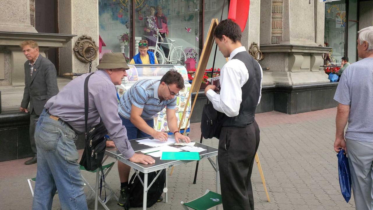 Präsidentschaftswahlkampf Weißrussland: Unterschriftensammlung der Kandidaten