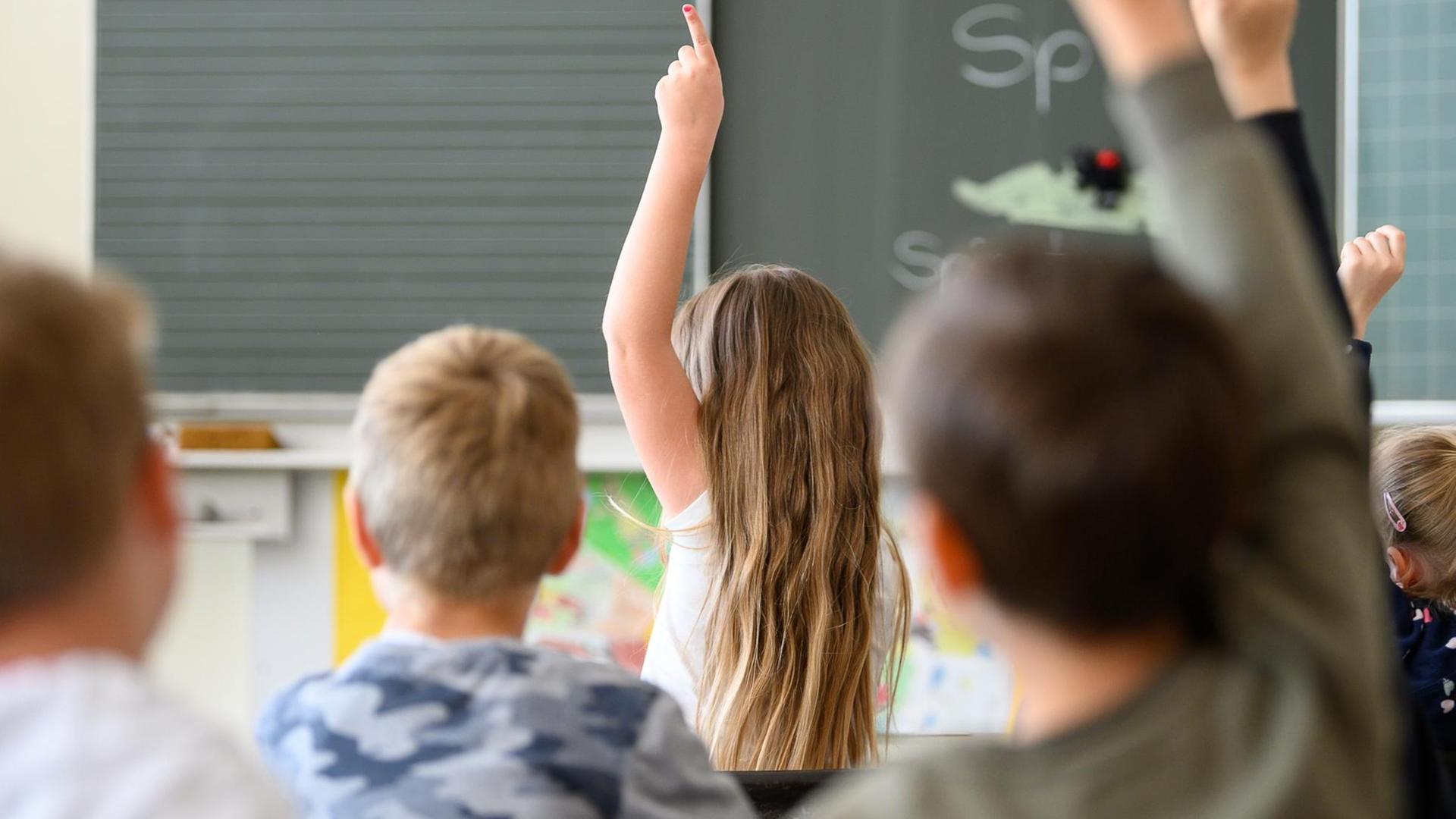 13.05.2019, Baden-Württemberg, Remshalden: Schüler melden sich im Unterricht. Foto: Sebastian Gollnow/dpa | Verwendung weltweit