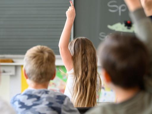 13.05.2019, Baden-Württemberg, Remshalden: Schüler melden sich im Unterricht. Foto: Sebastian Gollnow/dpa | Verwendung weltweit