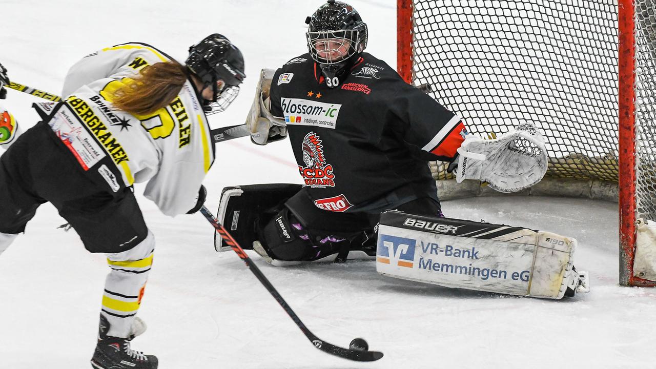 Torszene aus einem Spiel der Eishockey-Bundesliga der Frauen: Alyssa Mae Wohlfeiler (Bergkamen) im Duell mit Torhüterin Emma Schweiger (Memmingen)