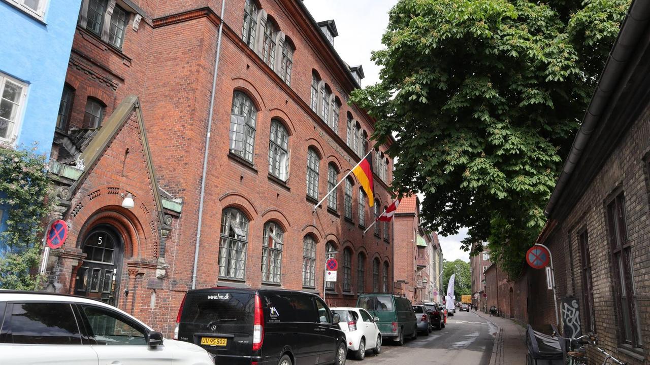 An der deutschen Schule St. Petri in Kopenhagen hängt die deutsche und die dänische Flagge
