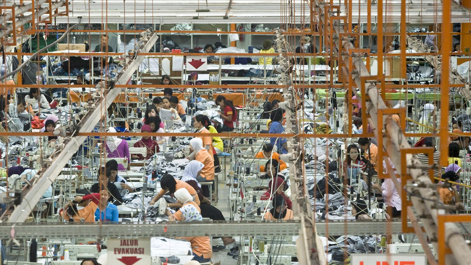 Blick in eine Textilfabrik in Indonesien