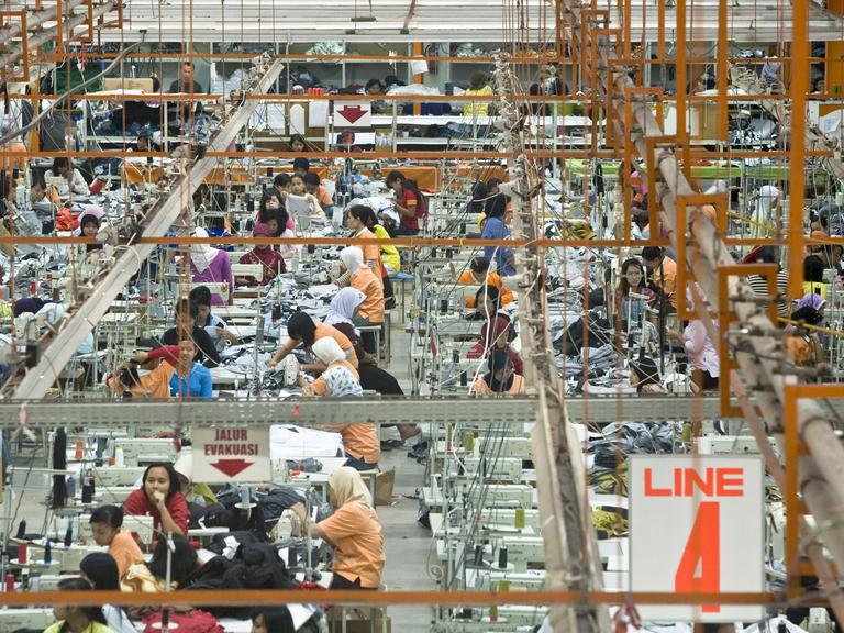 Blick in eine Textilfabrik in der Region um Sukabumi, die eine der großen Arbeitgeber in der Region ist und circa 1500 in der Hauptsache Arbeiterinnen beschäftigt. Aufnahme vom 11.09.2008
