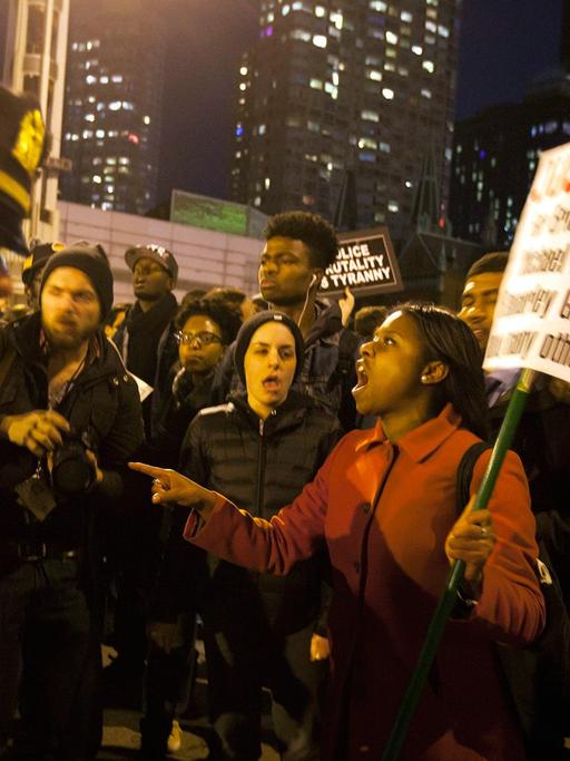 Demonstranten schreien in New York Polizisten an, die ihnen den Weg versperren.