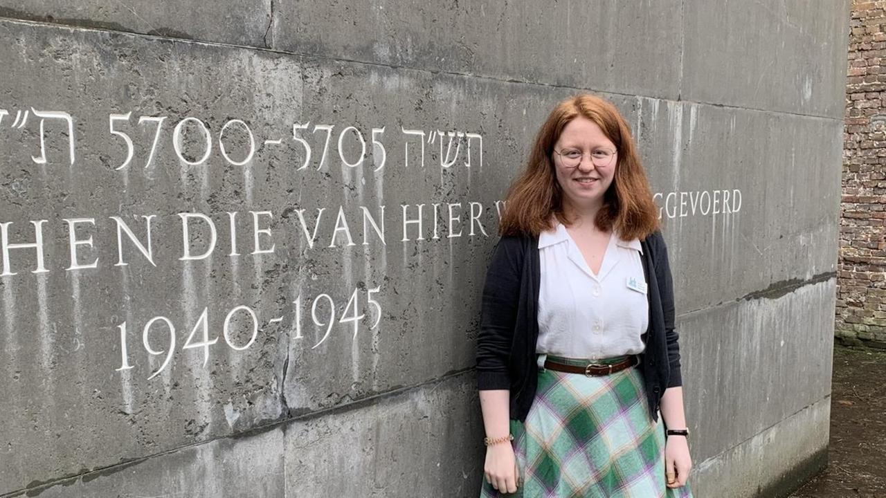 Johanna Elfers in der Gedenkstätte Hollandsche Schouwburg in Amsterdam