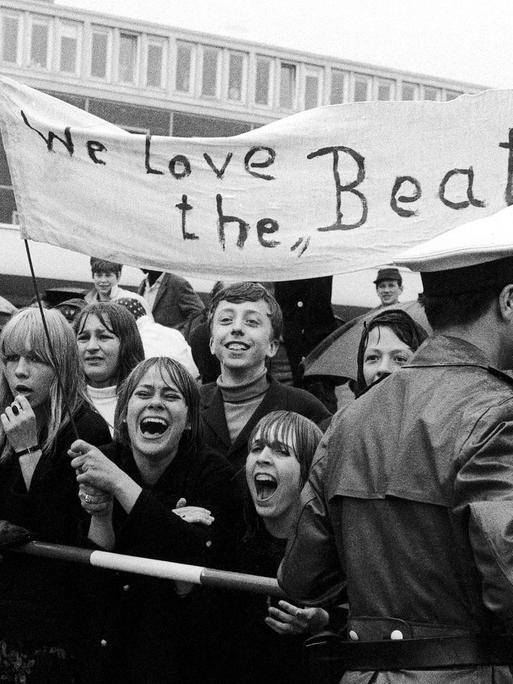 Beatlesfans tragen mit der Aufschrift "We love the Beatles".